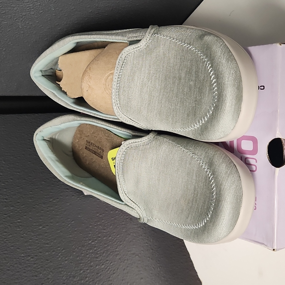 Sketchers on the go bliss nwb